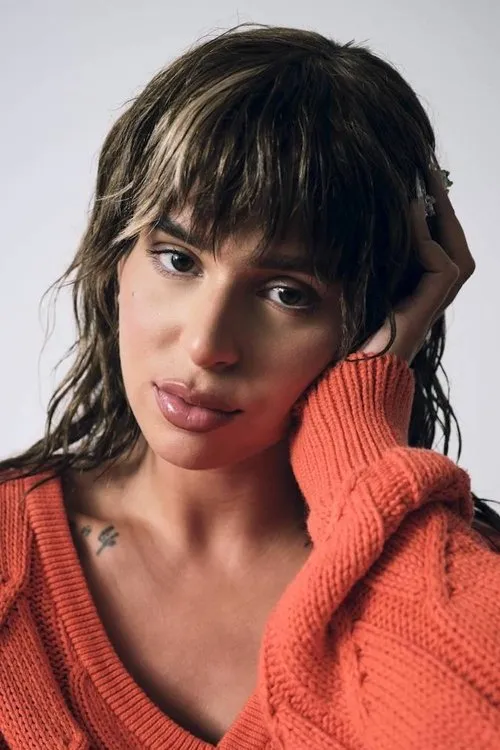 Nathy Peluso interpretando a Self - Host