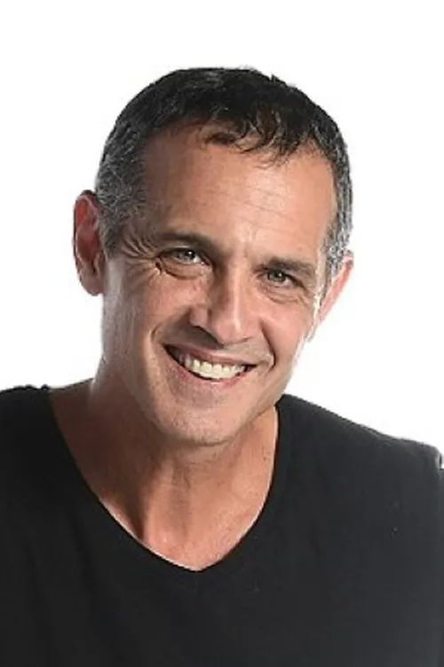 Nati Ravitz interpretando a Asaf Dror