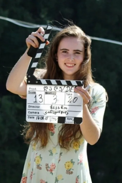 Natia Vibliani interpretando a Dina