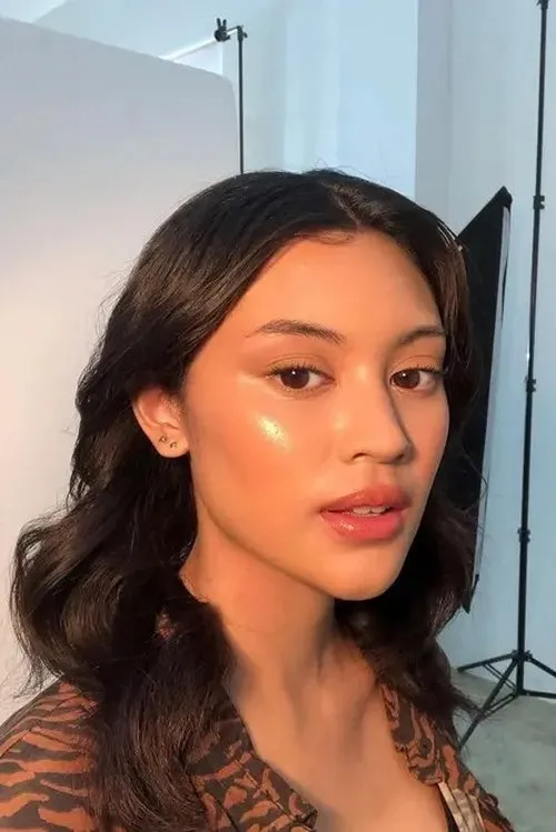 Naura Hakim interpretando a Tara Nikita