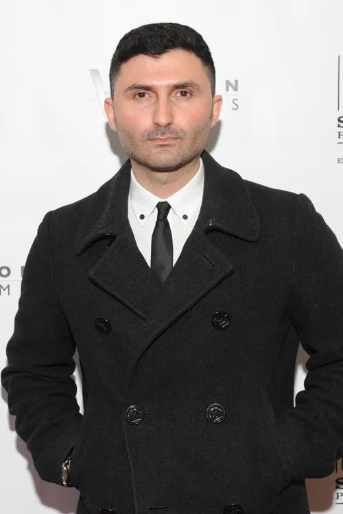 Nazo Bravo interpretando a Grigor Orbelian