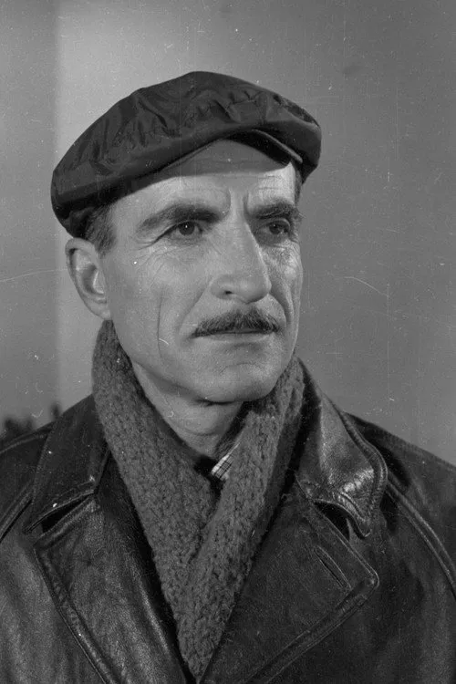 Ndrek Shkjezi interpretando a Alushi