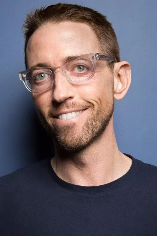 Neal Brennan interpretando a Chip