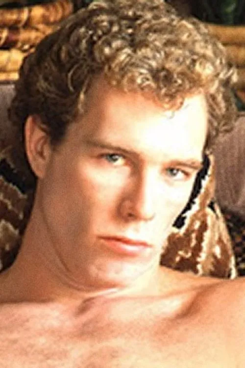 Neal Shaw interpretando a