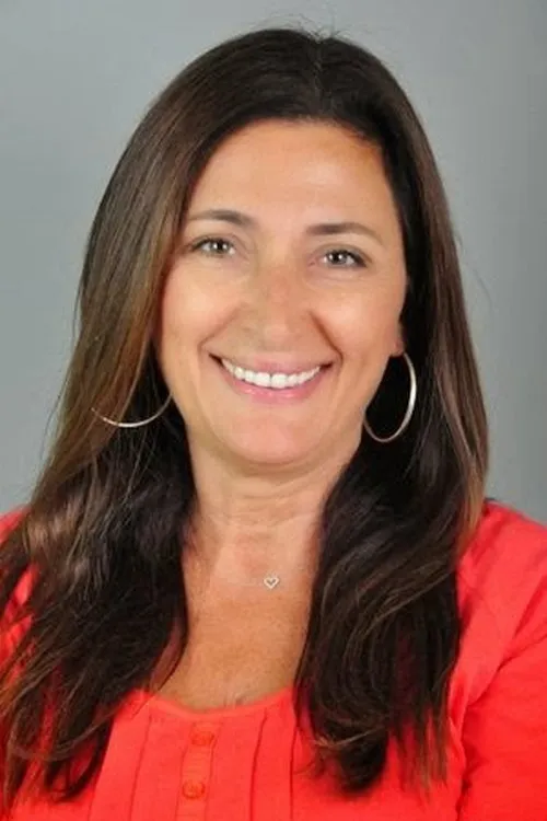 Necla Fide interpretando a 