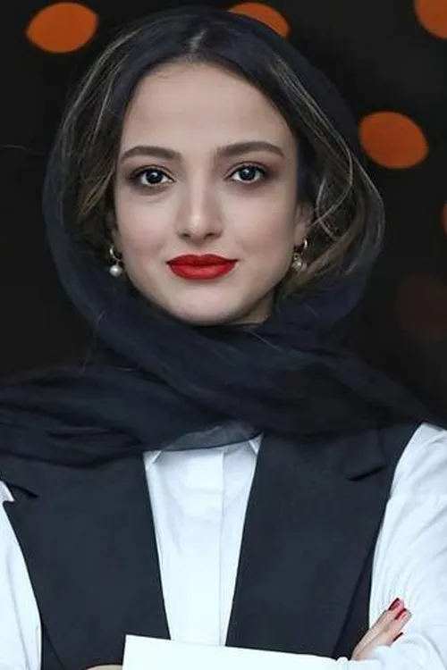 Neda Jebraeili interpretando a 