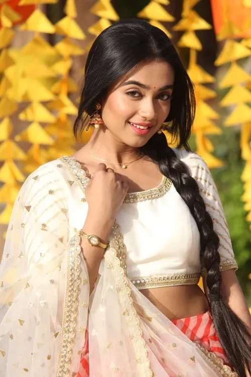 Neeharika Roy — personaje: Radha Vashisht