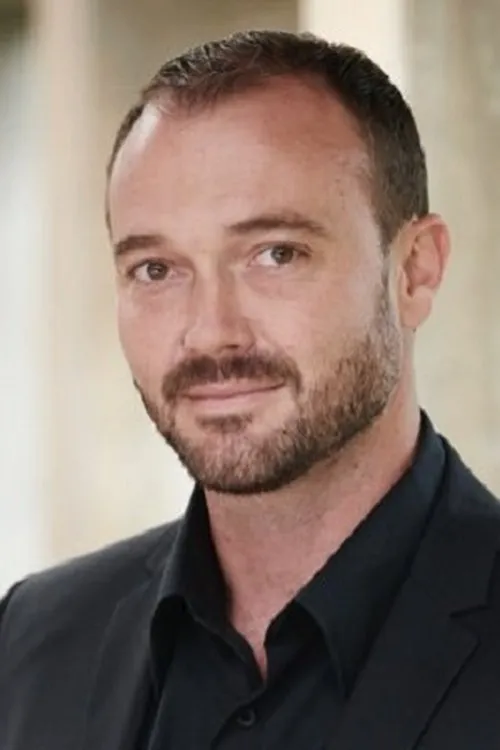 Neels Clasen interpretando a Sidell Turner