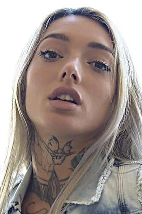 Nefka Blonde interpretando a 