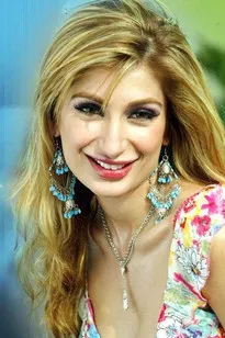 Ayesha Jhulka ha trabajado con Negar Khan en 1 ocasiones