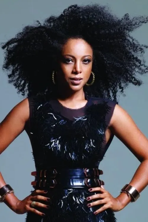 Negra Li interpretando a narradora