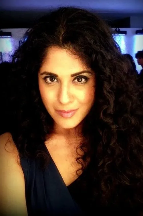 Neha Iyer interpretando a Omana