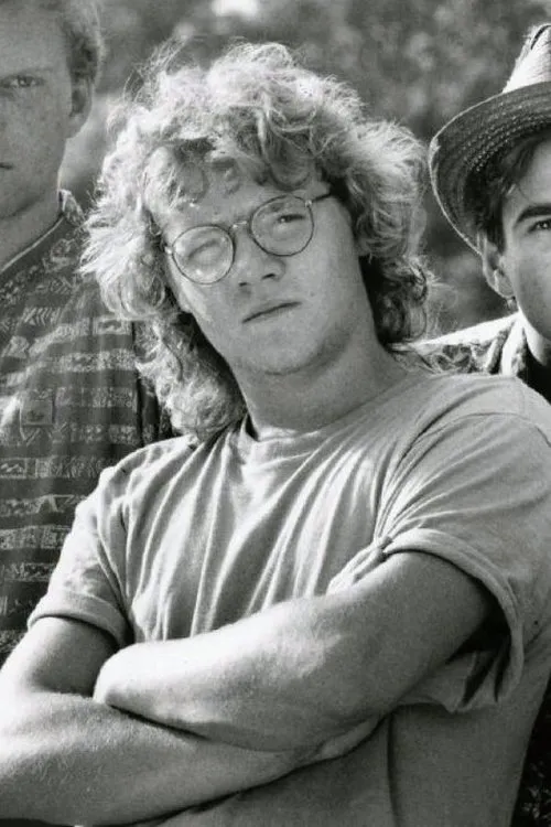 Neil Hope interpretando a Derek 'Wheels' Wheeler