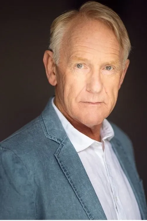 Neil Melville interpretando a Albert