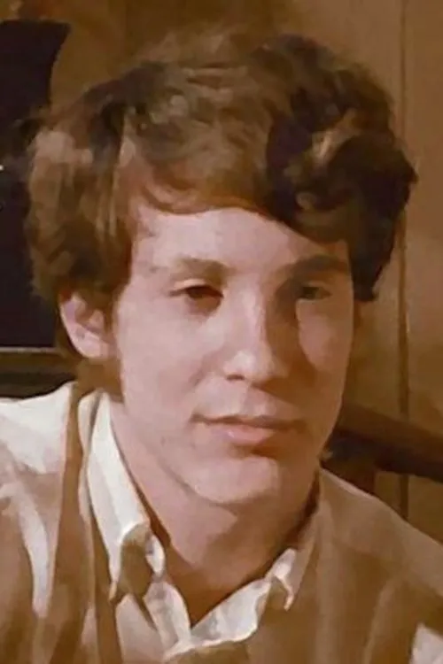 Neil Perlman interpretando a Alan