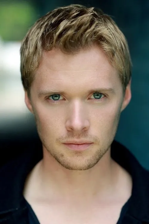 Neil Toon interpretando a Rusty Egan