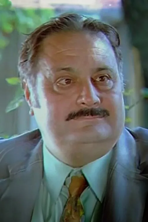 Nejat Gürçen interpretando a Gazino Patronu