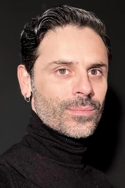 Nektarios Theodorou interpretando a 