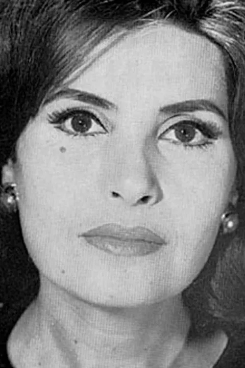 Nelly Benedetti interpretando a Tina, Ario's mother