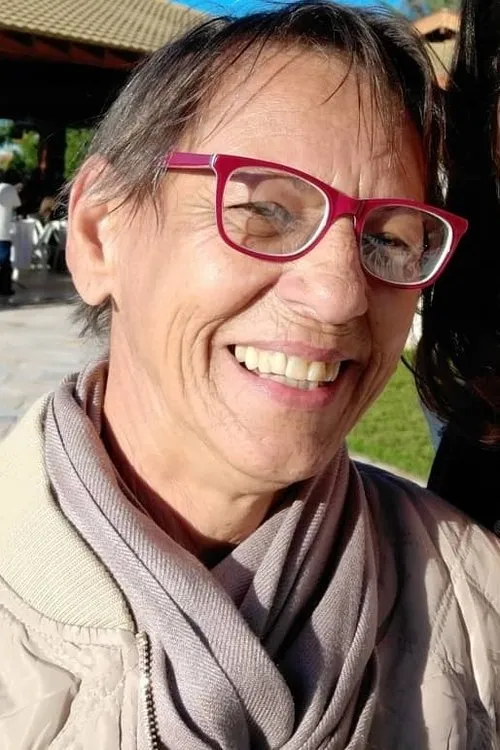 Nenê Freitas interpretando a Isaura idosa