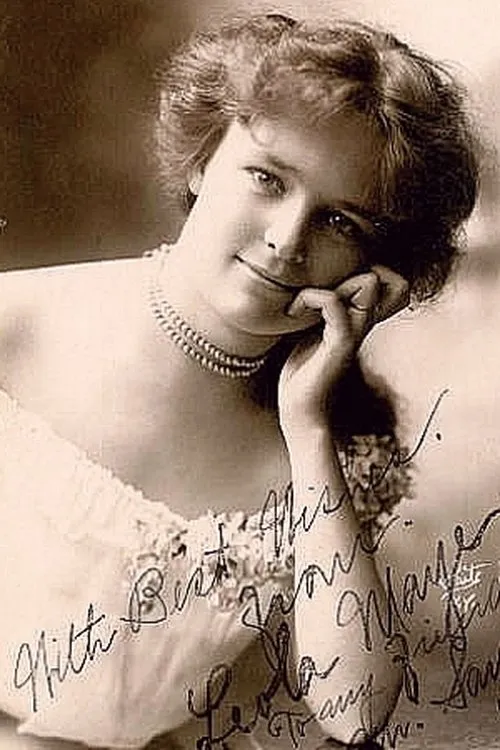 Neola May interpretando a Alluna