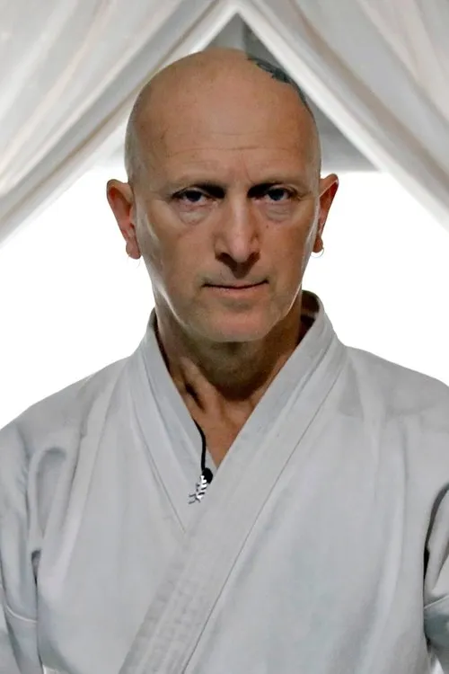 Néstor Varzé interpretando a El Dragón