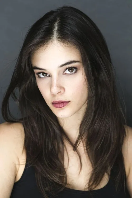 Neva Leoni interpretando a Tuag