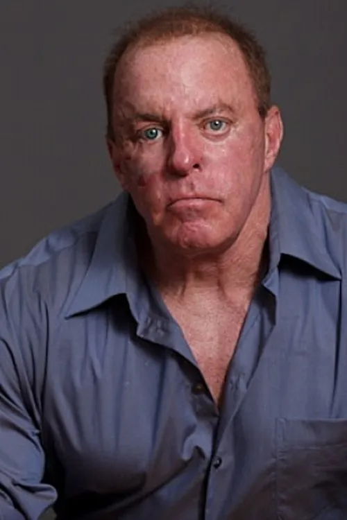 Neville Archambault interpretando a Scary Man