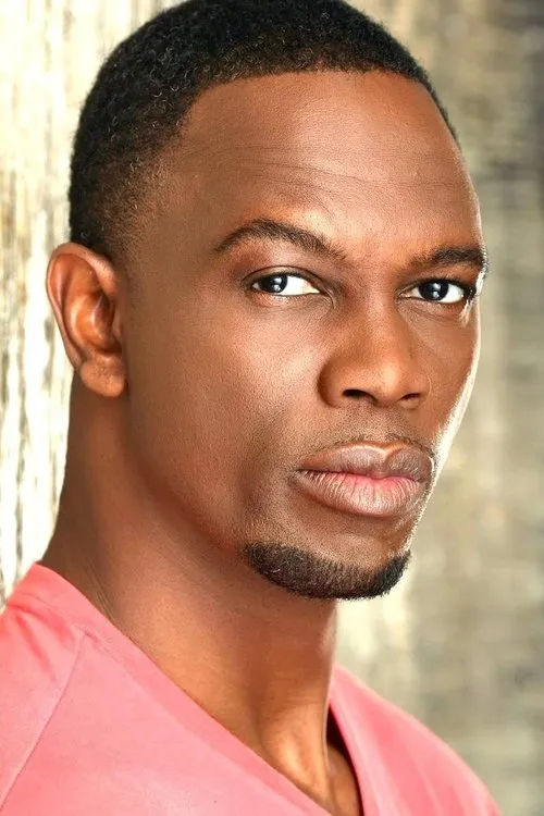 Newton Mayenge interpretando a Scotty Sharpe