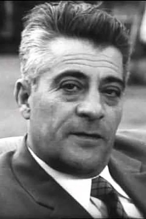 Neycho Popov interpretando a the doctor of medicine