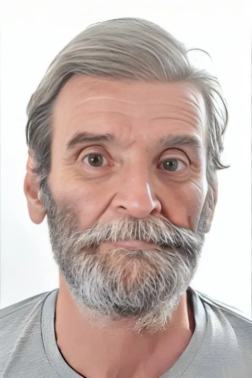 Nezih Tuncay interpretando a Doktor