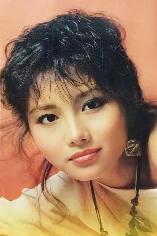 Ng Ha-Ping interpretando a Lucy Luk