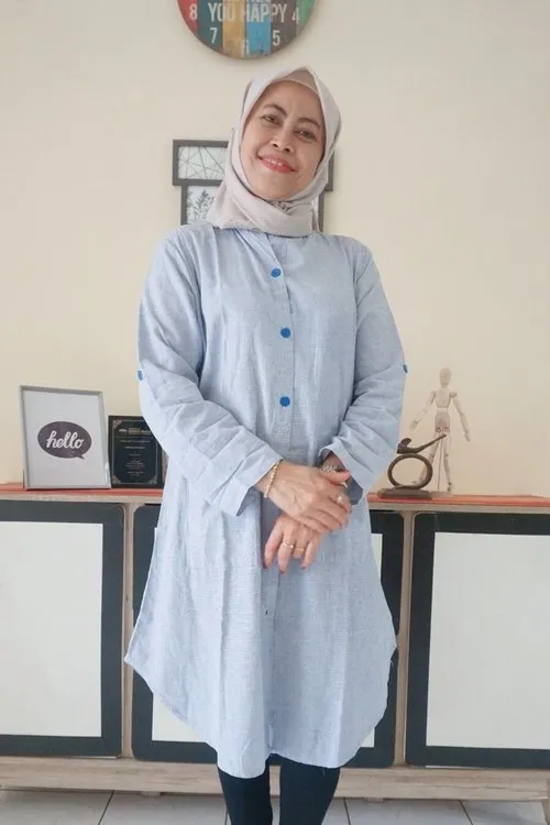 Nia Rahmania interpretando a Nenek