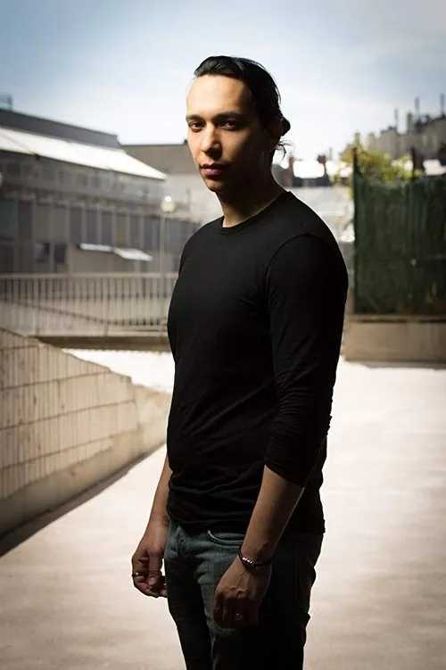 Nic Shake interpretando a Doctor