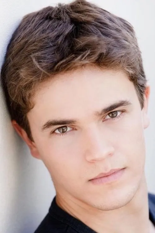 Nic Westaway interpretando a Kyle Braxton
