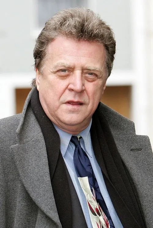 Nicholas Ball interpretando a Harry Webster