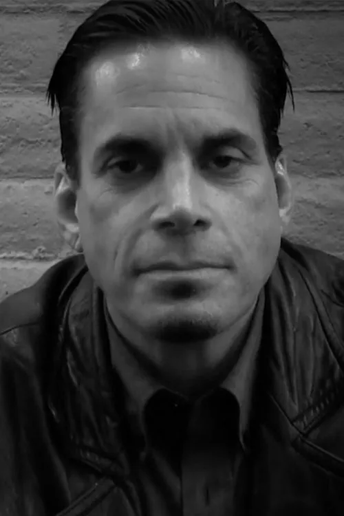 Nicholas Hill interpretando a Matt Sheldon