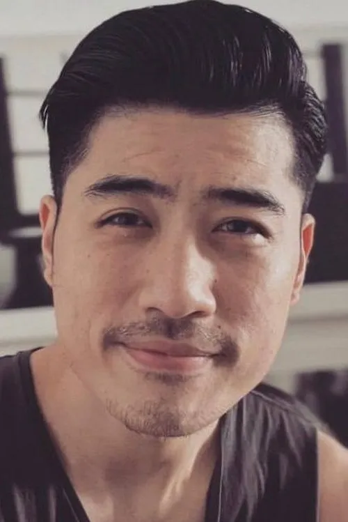 Nicholas Liew Davis interpretando a Ho