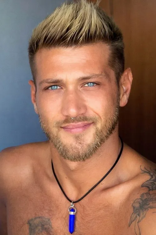 Nicholas Sartori interpretando a Guy