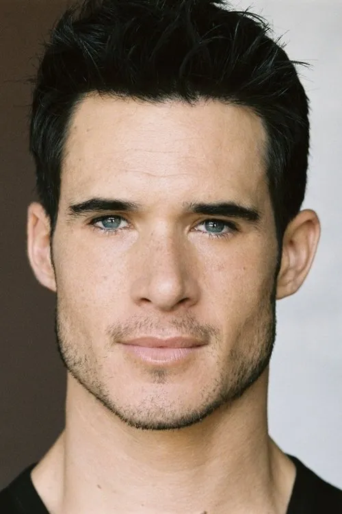 Nick Ballard interpretando a Harry Gordon