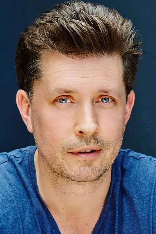 Nick Barkla interpretando a Josh Brewster