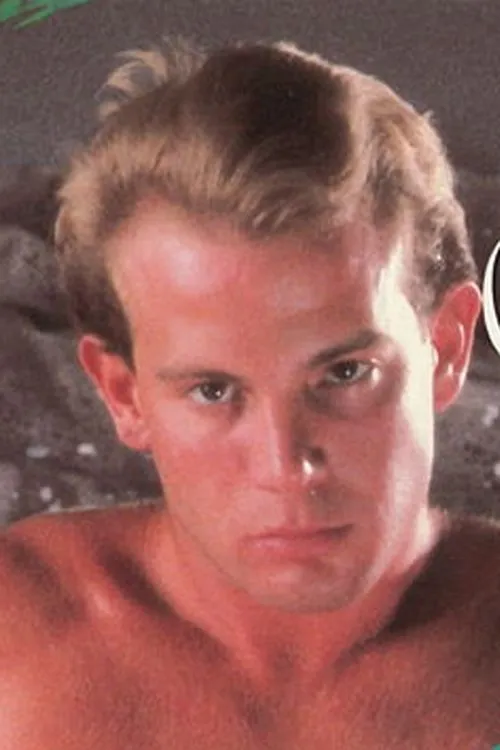 Nick Cougar interpretando a 