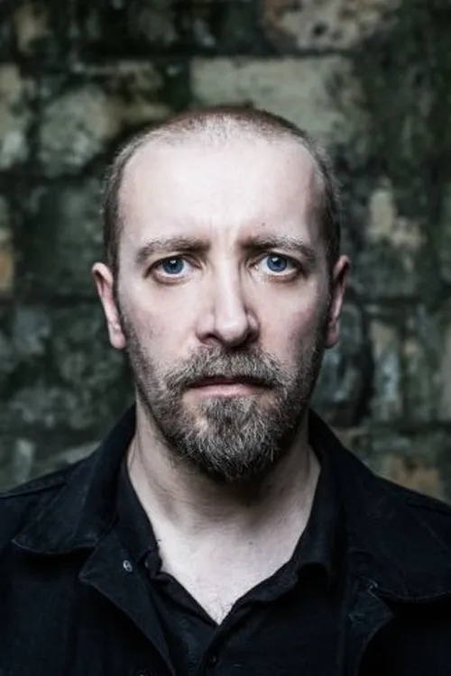 Nick Holmes interpretando a Self - Vocals