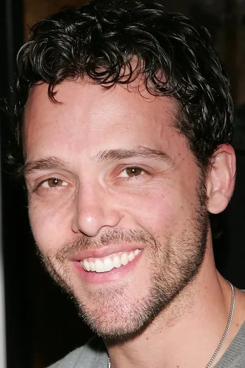 Nick Mennell interpretando a Josh