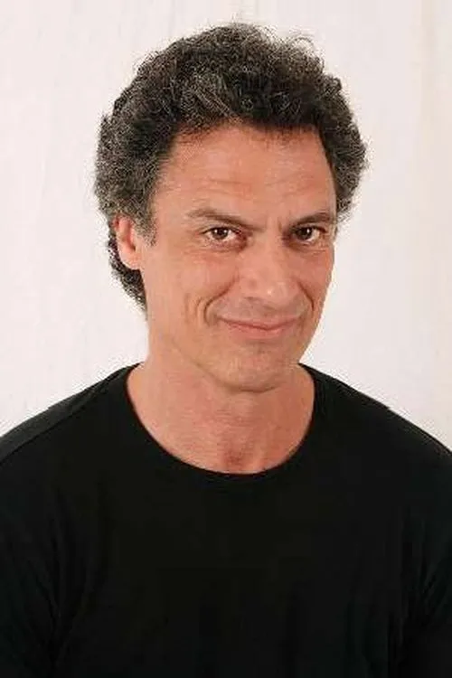 Nick Milo interpretando a Keyboards