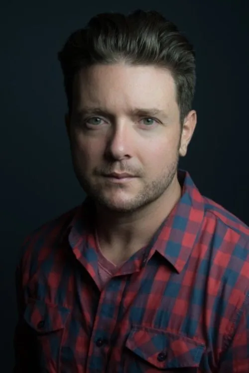 Nick Nicotera interpretando a Brian Knowles