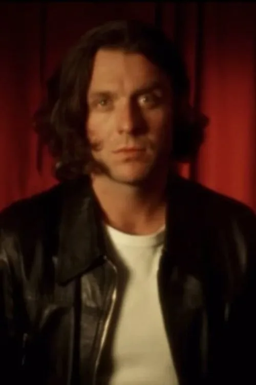 Nick O'Malley interpretando a Bass