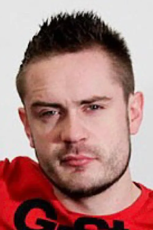 Nick Oval interpretando a 