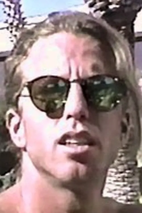 Nick Rage interpretando a Giles