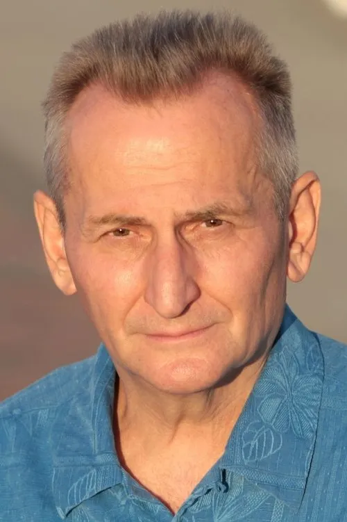 Nick Raio interpretando a Detective